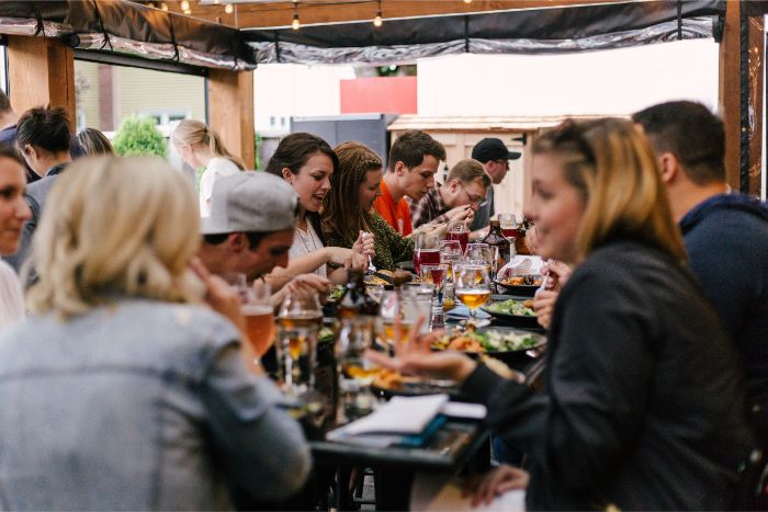 streetfood-jedlo-pivo-ulica-stanok-zeny-muzi-pohare-taniere