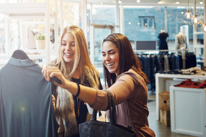 Zľava na oblečenie, z&aacute;kazn&iacute;ci v obchode