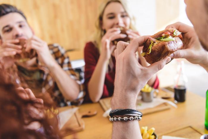 spokojní zákazníci fastfoodu